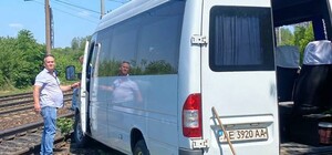 У Дніпрі маршрутка з пасажирами злетіла з дороги на рейки