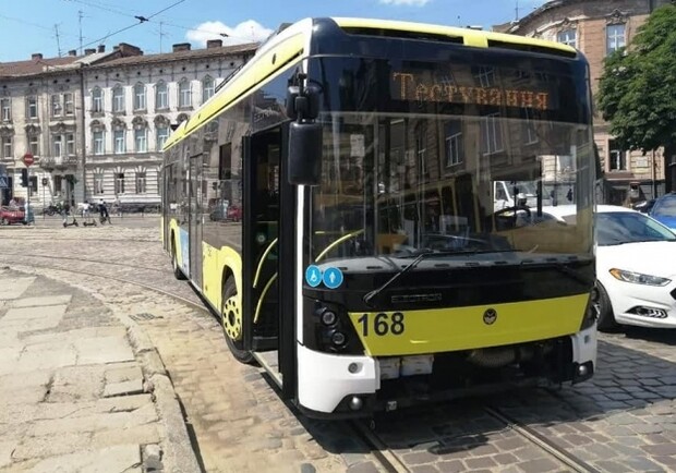 Львівськими вулицями без контактної мережі роз'їжджає незвичайний тролейбус – відео. 