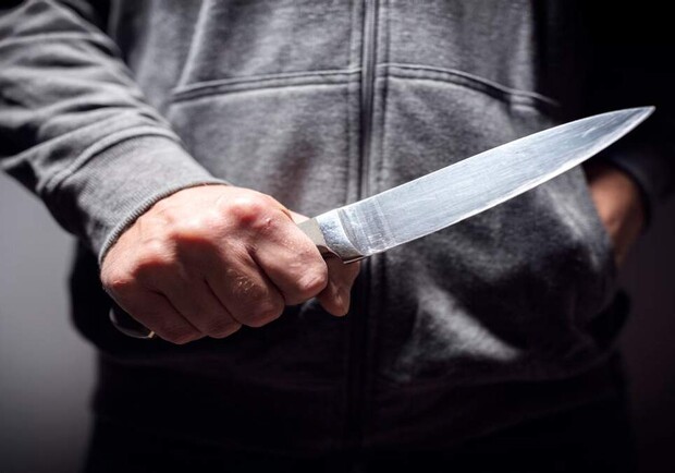 В орендованій квартирі у Львові киянин штрикнув ножем у шию 20-річну дівчину 