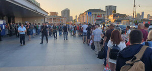 Через сканер і рамки металодетектора на залізничному вокзалі утворилися величезні черги