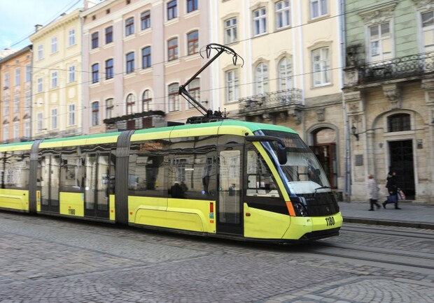 у львівському трамваї пасажир побив контролера 