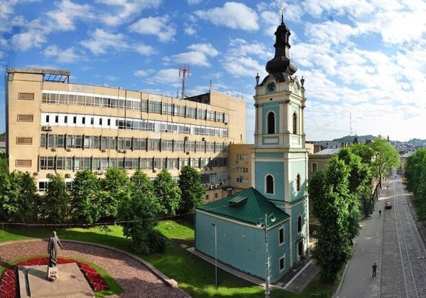 Біля храму Святого Духа у Львові відновлюють богослужіння – збиратимуть гроші на ЗСУ 