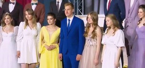 Син Лукашенка з однокласницею одягнулися на випускний у кольори прапора України