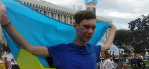 У Києві чоловіки у поліцейській формі побили хлопця із символікою ЛГБТ+