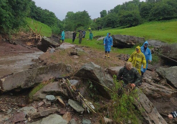 На Тернопільщині сильна злива змила у річку автомобіль, загинули чоловік і двоє дітей. 