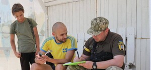 В Одесі на пляжах представники військкомату вручають повістки