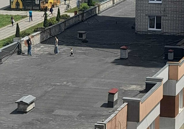 На даху львівської багатоповерхівки помітили трирічну дитину – фото. 