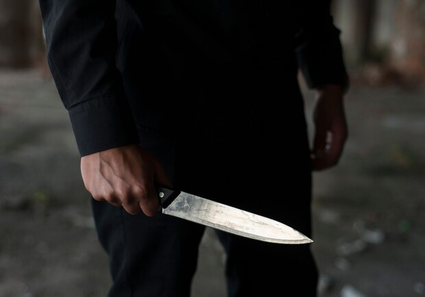 У львівській квартирі чоловік штрикнув ножем в живіт свою співмешканку 