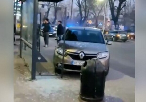 Львівський суд оштрафував п'яного таксиста, який влетів у зупинку 