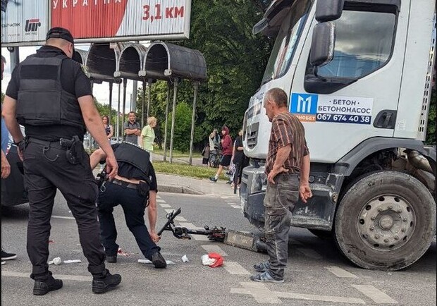 Львів'янин на електросамокаті потрапив під колеса вантажівки 