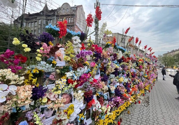 Куди з центру Львова зникла «Стіна пам'яті» за загиблими на війні з Росією українцями 