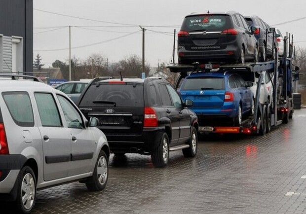 Львівська митниця дозволила ввозити автомобілі через всі пункти пропуску 