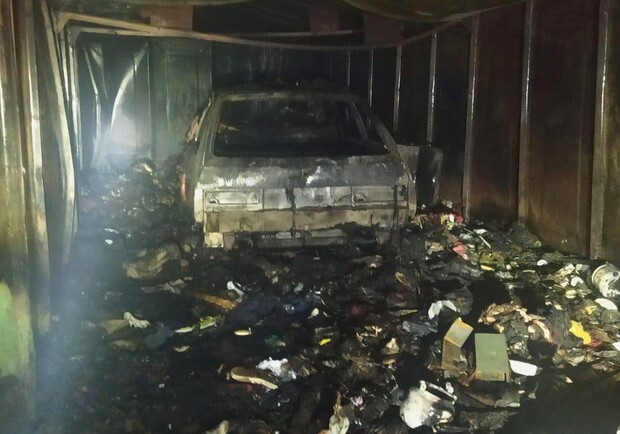 Вночі в гаражі у Львові вщент згорів автомобіль 