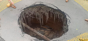 У Полтаві під новою дорогою з'явився величезний провал