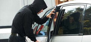 На Троєщині двоє чоловіків знайшли у під’їзді ключі від чужого авто та вирішили покататися