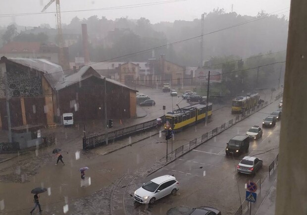 Через негоду у Львові поламалися п'ять трамваїв та шість світлофорів 