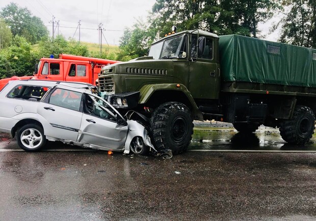 На Яворівщині загинув водій автомобіля, який влетів під вантажівку 