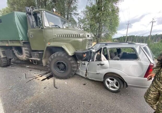 Смертельна ДТП у Страдчі: вантажівка розчавила легковий автомобіль. 