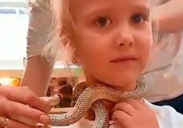 До львівської лікарні госпіталізували дитину після невдалого селфі зі змією. 