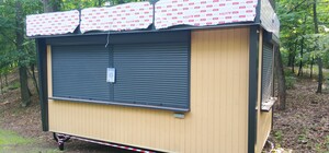 У Голосіївському парку до МАФу провели електрокабелі прямо по деревах