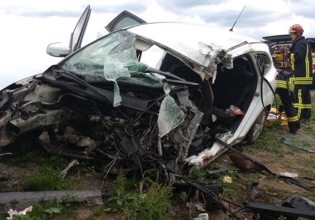 Біля Гірного легковик влетів у автопоїзд, водій загинув – фото з місця ДТП 