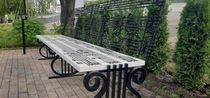 У Києві встановили вцілілу під ракетними ударами в Харкові лавочку 