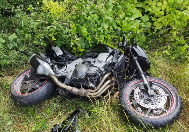 У Красному мотоцикліст із Золочева збив двох чоловіків на велосипеді 