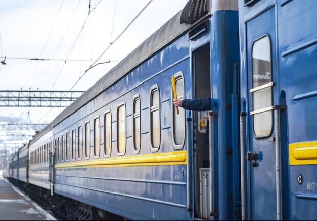 Через сходження з колії вагонів 14 поїздів львівського напрямку затримуються. 