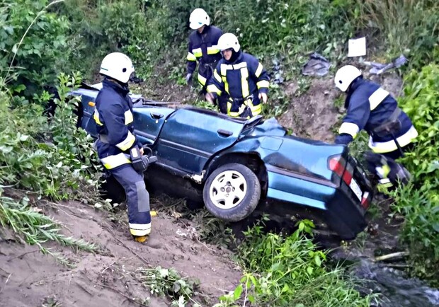 На Золочівщині злетів у кювет автомобіль: водій загинув. 