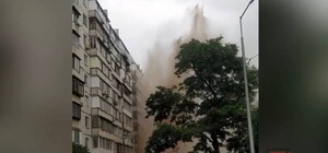 На Оболоні через прорив труби утворився величезний 