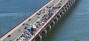 У Дніпрі на Новому мосту маршрутка потрапила у ДТП: виник великий затор