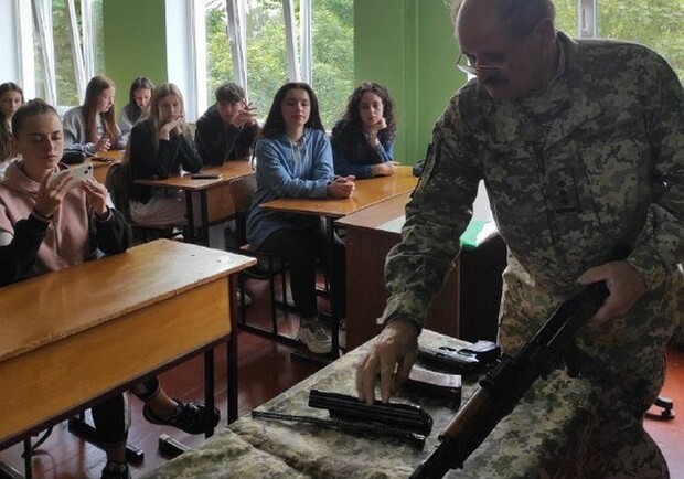Львівських школярів і вчителів вчитимуть поводитися зі зброєю 