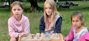 У Броварах діти продають прикраси з бісеру, щоб зібрати гроші для ЗСУ