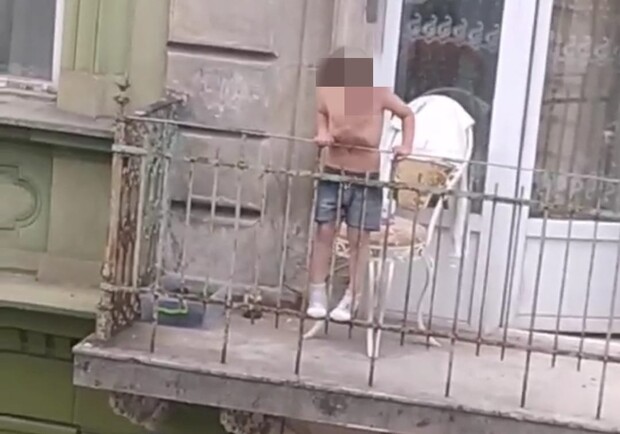 Мама – на шопінгу: у Львові дитина кидала з балкона каміння на голови перехожим 