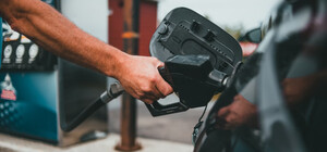 В Україні дві мережі автозаправок зняли ліміти на пальне