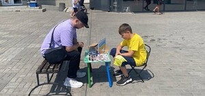 На Дніпропетровщині діти грають у шашки з перехожими, щоб зібрати гроші на ЗСУ