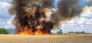 Згоріло 50 гектарів полів: окупанти обстріляли Дніпропетровщину