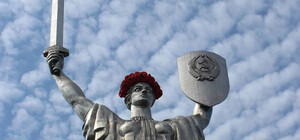 Що робити зі щитом монументу 