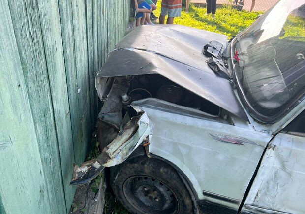 На Львівщині п'яний водій автомобіля влетів у будинок – постраждала жінка 