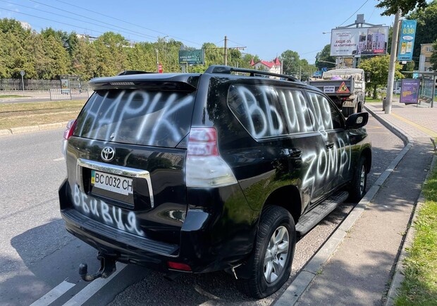 Львів'яни розмалювали водію-наркоману позашляховик. 