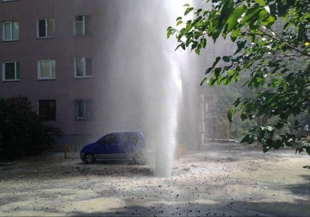 Через припарковане авто у Львові другу добу не можуть ліквідувати прорив води. 