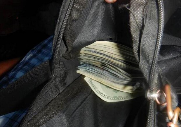 У Львові чоловік видурив у жінки 8 тисяч доларів США 