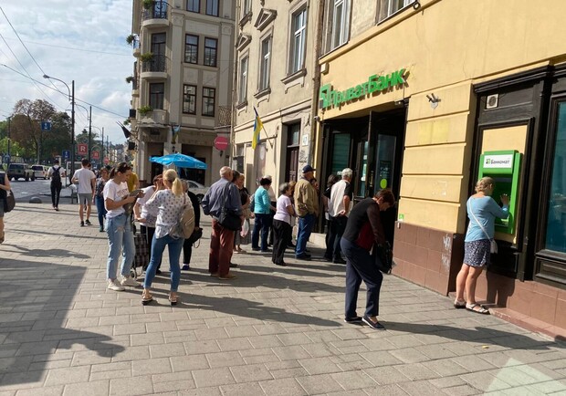 За чим стоять: у Львові виникли довгі черги 