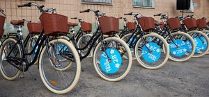 Харківських двірників посадили на велосипеди