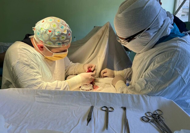 Львівські лікарі пришили чоловікові відірваний палець 