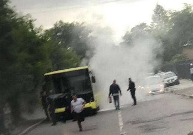 У Львові з великого автобуса пішов дим під час руху 