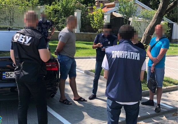 Львівського поліцейського підозрюють у хабарництві та зловживанні впливом 
