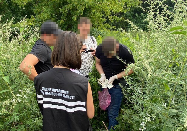 Львівський псевдоволонтер організував схему переправи ухилянтів за кордон 