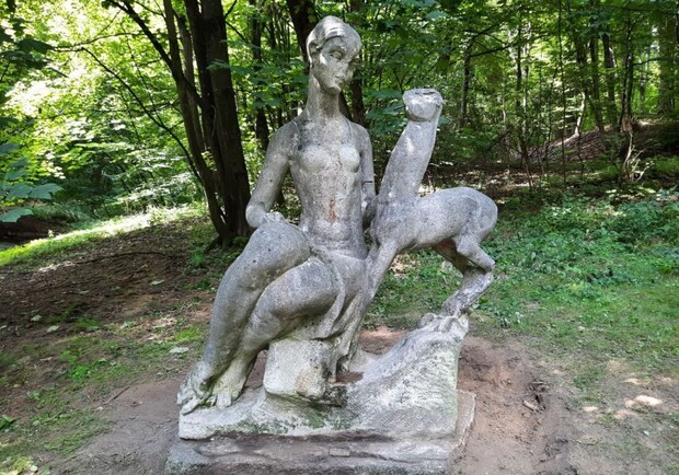 У парку «Залізна вода» відреставрують скульптуру дівчини з косулею – відео 