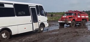 Запорізькі рятувальники витягли 33 автобуси з людьми на розмитій 
